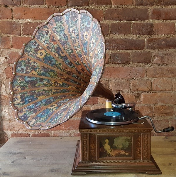 Антикварный граммофон с цветным раструбом